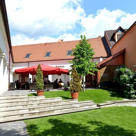 Servita Udvarhaz Eger Exterior photo