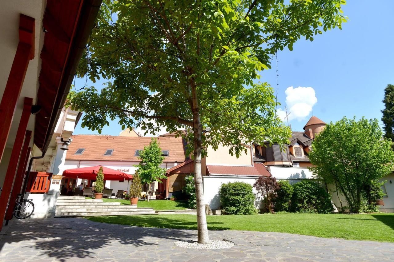 Servita Udvarhaz Eger Exterior photo