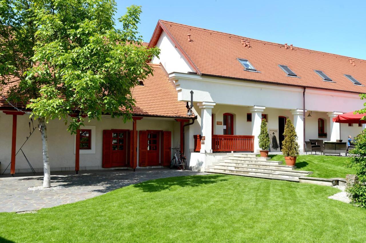 Servita Udvarhaz Eger Exterior photo