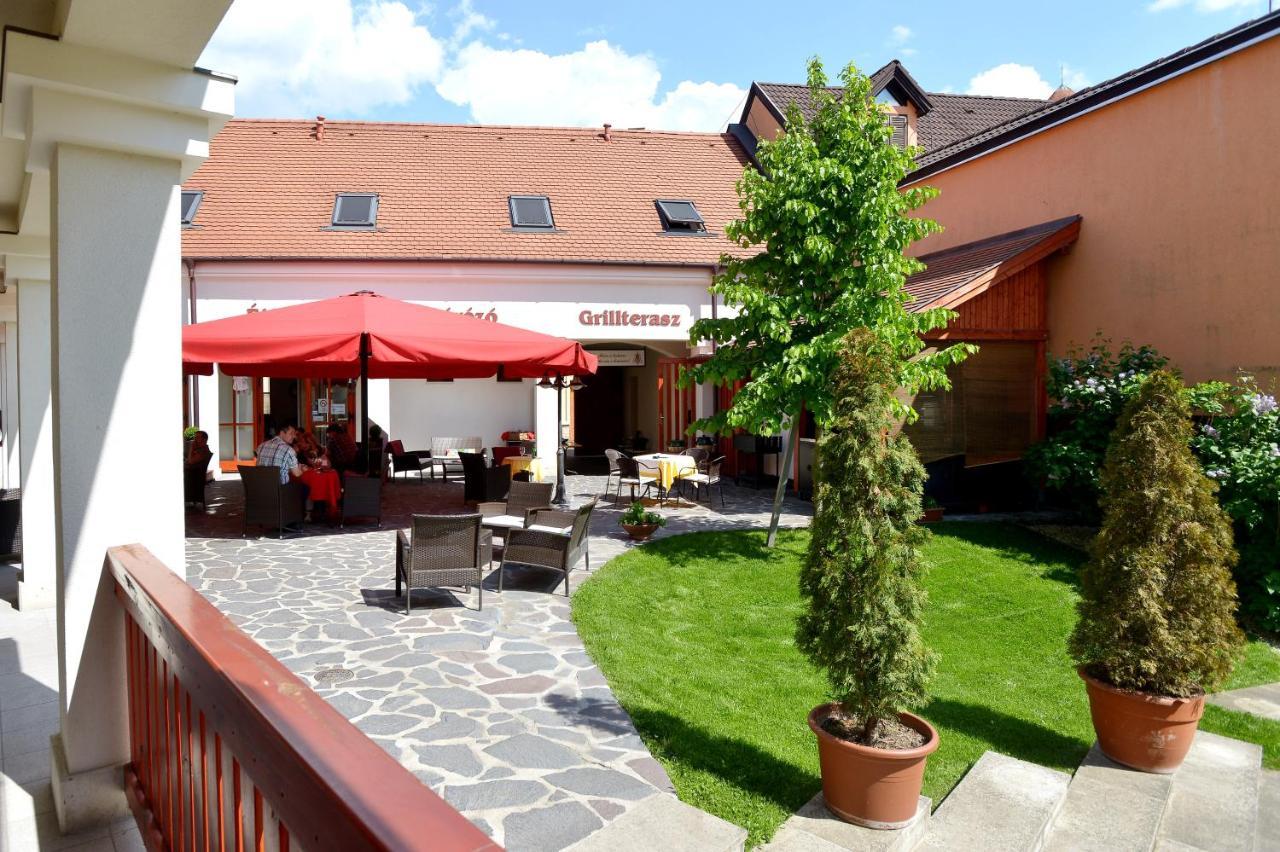 Servita Udvarhaz Eger Exterior photo