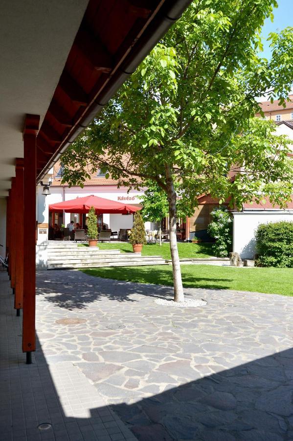 Servita Udvarhaz Eger Exterior photo