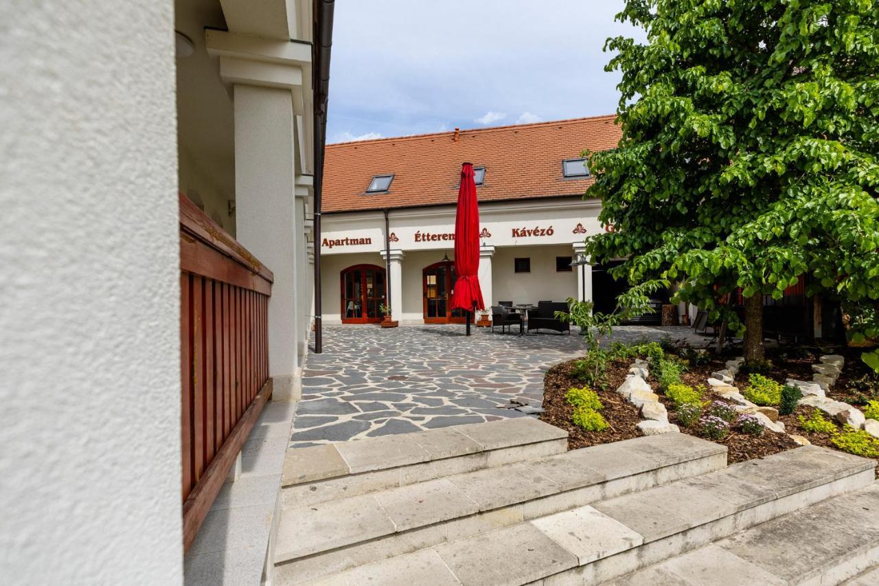 Servita Udvarhaz Eger Exterior photo
